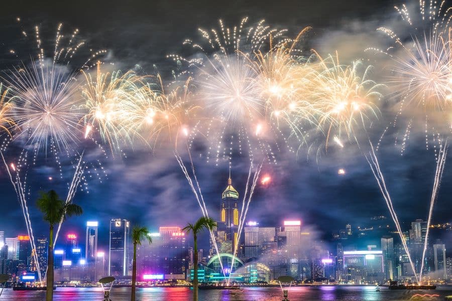 Vibrant fireworks illuminate a bustling city skyline at night, creating a festive atmosphere., Revelion 2026/2027 — CautaVacanta.ro