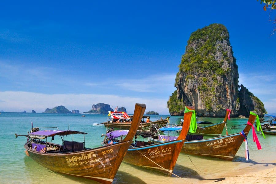 five brown wooden boats, Thailanda — CautaVacanta.ro