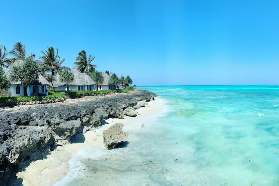 Coastă cu apă turcoaz și case tradiționale în Zanzibar — CautaVacanta.ro